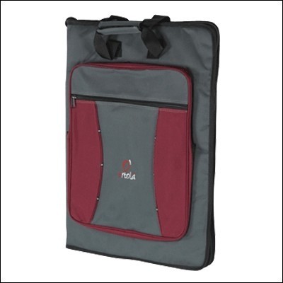 Mala de transporte cinza e vermelha com alças pretas e texto 'rola' no bolso frontal