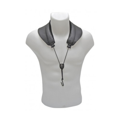 Colar cervical massajador preto em forma de U num manequim branco