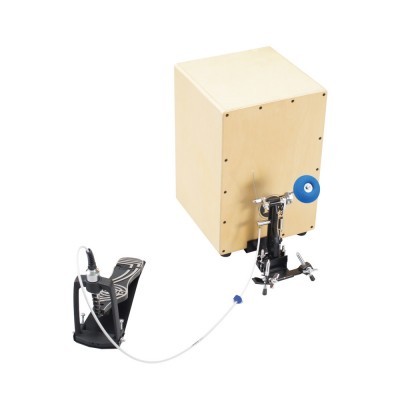 Caixa de percussão em madeira clara com pedal e mecanismo auxiliar preto