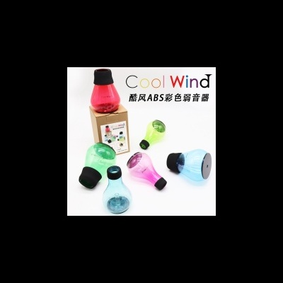 Altifalantes tipo lâmpada em várias cores com caixa de papelão no fundo branco