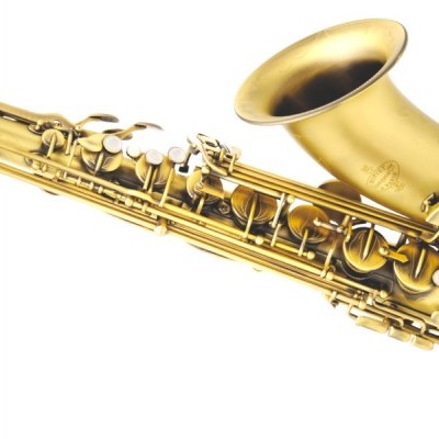 Saxofone tenor dourado com chaves metálicas e boquilha preta