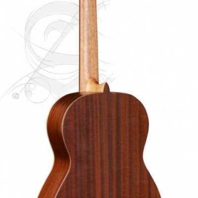 Guitarra clássica em madeira vista de trás