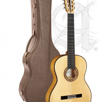 Violão clássico de madeira clara com estojo rígido castanho