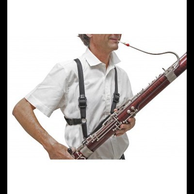 Homem a tocar fagote com camisa branca e suspensórios pretos