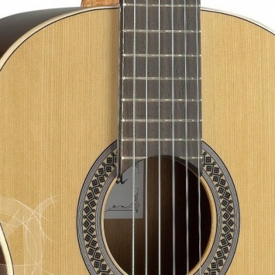 Guitarra clássica de madeira clara com detalhes geométricos na boca