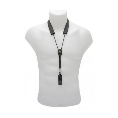 Cordão preto com ajuste pendurado num busto branco.