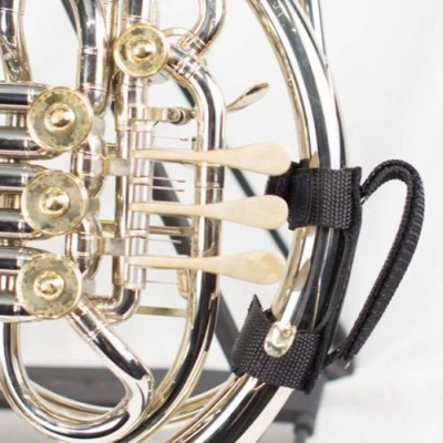 Instrumento de metal com botões dourados e alavancas brancas