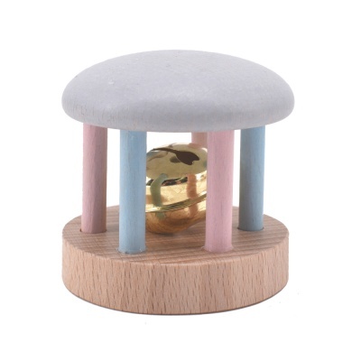 Brinquedo infantil de madeira colorido com sino dourado no centro