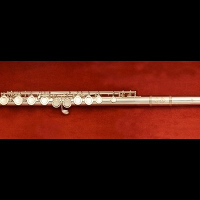Flauta transversal prateada sobre fundo vermelho