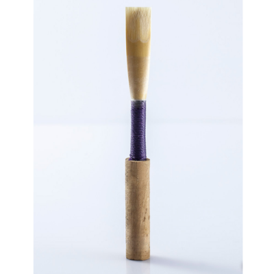 Bocal de instrumento de sopro em madeira clara com enrolamento roxo