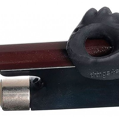 Arco para violino em madeira castanha com apoio em forma de mão preta e detalhes metálicos