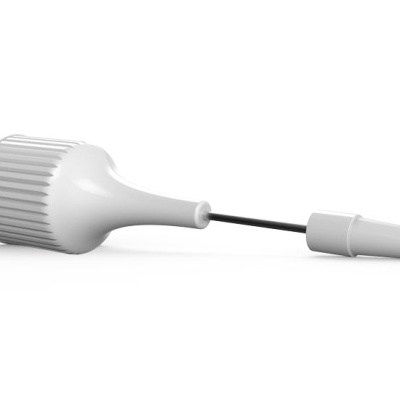 Pincel de unhas branco com cabo estriado e ponta fina sobre fundo branco