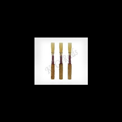 Três palhetas para clarinete base cortiça lâmina clara fundo branco marca KURT REEDS