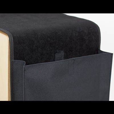 Produto com tecido preto e estrutura clara de madeira