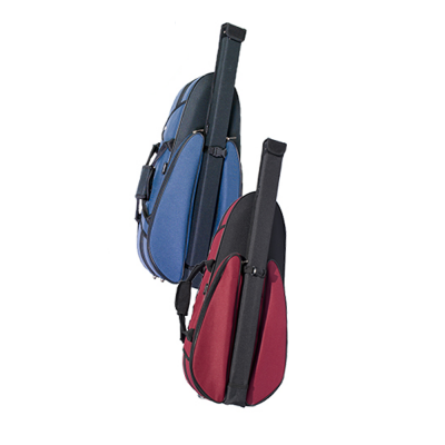 Dois sacos para instrumentos musicais, azul e vermelho, vistos de perfil