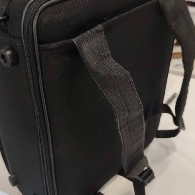 Mala preta de tecido com alças largas e fecho de correr