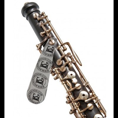 Clarinete preto com teclas metálicas douradas e lingueta marcada BAANCKENBACHON CO GERMANY