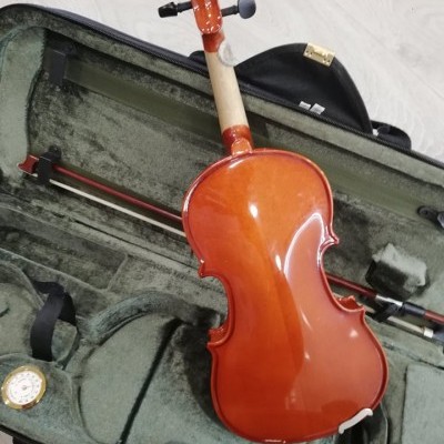 Violino castanho avermelhado em estojo verde acolchoado com arco e relógio