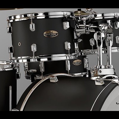 Bateria preta com detalhes cromados e marca Pearl no bumbo