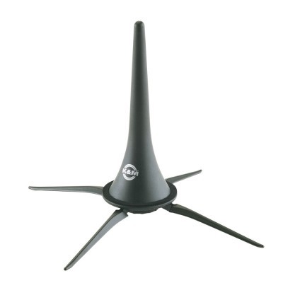 Suporte para instrumento musical preto com base de quatro patas e logotipo Ken