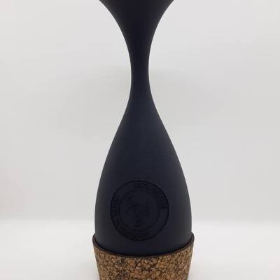 Garrafa ou vaso preto com base de cortiça e selo na frente