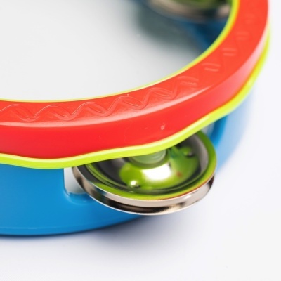 Pandeireta colorida com sino metálico