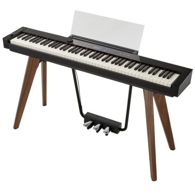 Piano digital preto com 88 teclas em suporte de madeira com três pedais e suporte para partituras