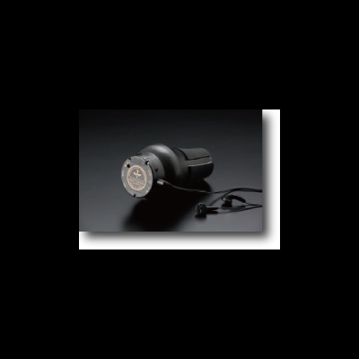 Lanterna preta com cabo e botão sobre superfície preta