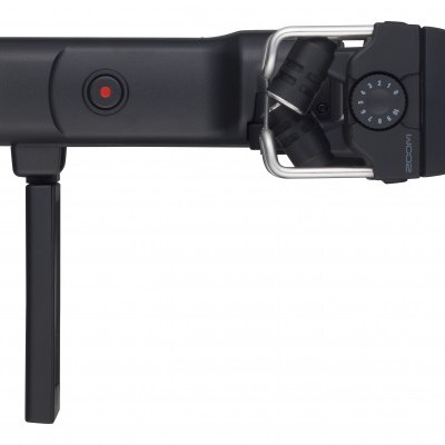 Gravador de áudio preto portátil com botão vermelho e mostrador circular.