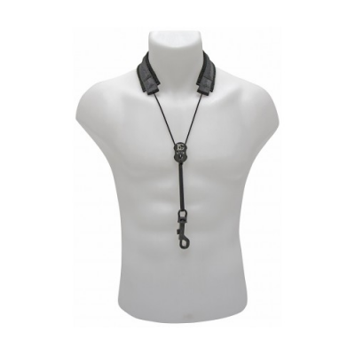 Colar preto com fecho de mosquetão em manequim torso branco