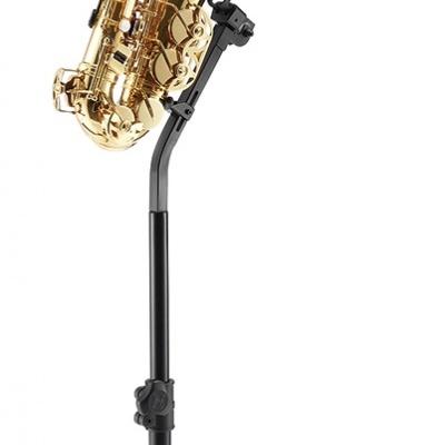 Saxofone dourado num suporte preto com base tripé