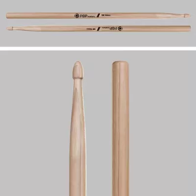 Duas baquetas de madeira claras com texto preto PBP Professional sobre fundo cinzento