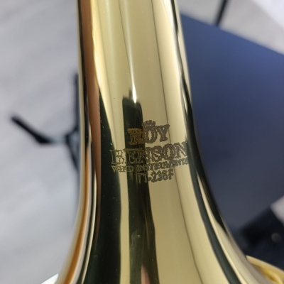 Instrumento musical dourado com gravação ROY BENSON WIND INSTRUMENTS TT-236F
