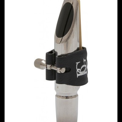 Boquilha de metal para saxofone com abraçadeira preta e parafuso