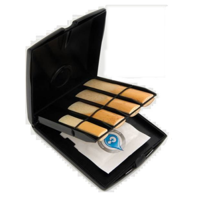 Estojo preto com palhetas de madeira para instrumentos e saco branco com símbolo azul