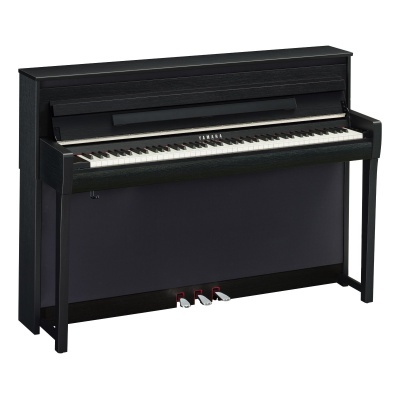 Piano acústico vertical preto YAMAHA com teclado e pedais visíveis