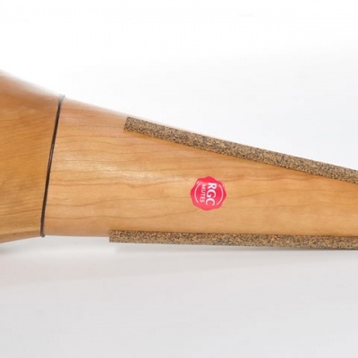 Instrumento ou objeto de madeira com autocolante vermelho e tiras de feltro