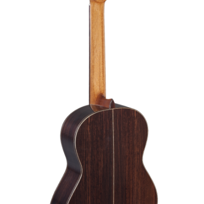 Guitarra clássica em madeira escura vista de costas