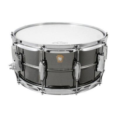 Bateria snare drum metálica cinza com detalhes cromados e pele branca