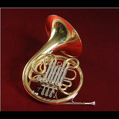 Trompa dourada com pistões prateados sobre fundo vermelho