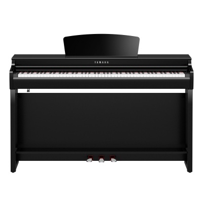 Piano digital preto da marca YAMAHA com 88 teclas e três pedais