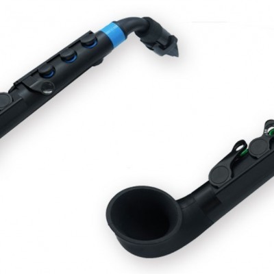 Quatro saxofones soprano coloridos em linha sobre fundo branco