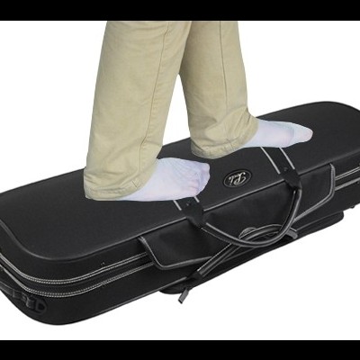 Mala preta para violino com fechos e logótipo 'TP', pessoa em cima com meias brancas e calças beges