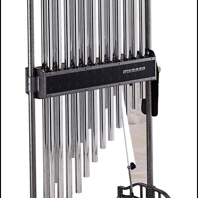 Instrumento de tubos metálicos com estrutura preta e rodas