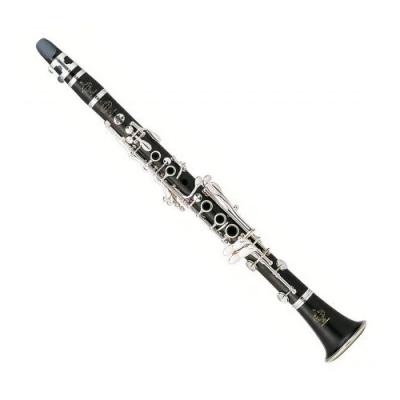 Clarinete preto com detalhes metálicos prateados em fundo branco