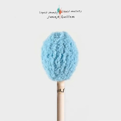 Malhete azul claro felpudo com cabo de madeira