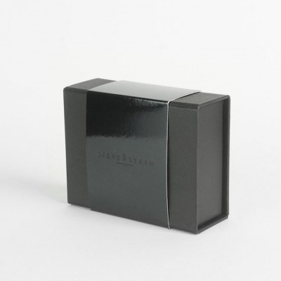 Caixa preta com faixa brilhante e texto SILVERSTEIN