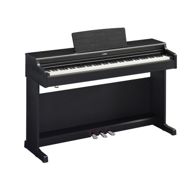Piano digital Yamaha preto com 3 pedais metálicos