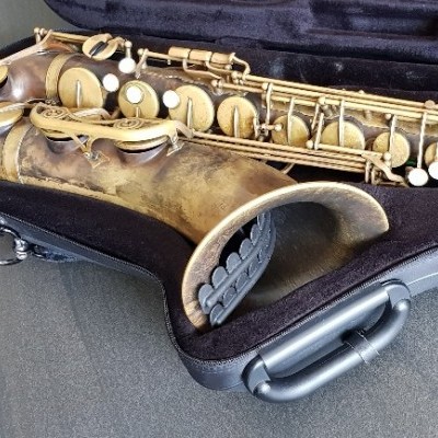 Saxofone tenor envelhecido em estojo preto