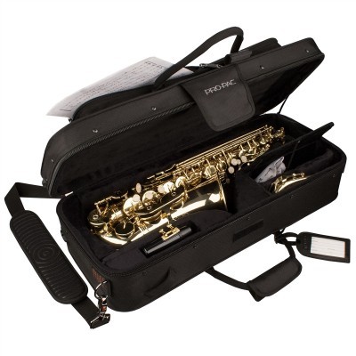 Estojo preto aberto com um saxofone alto dourado, acessórios e uma folha de partituras